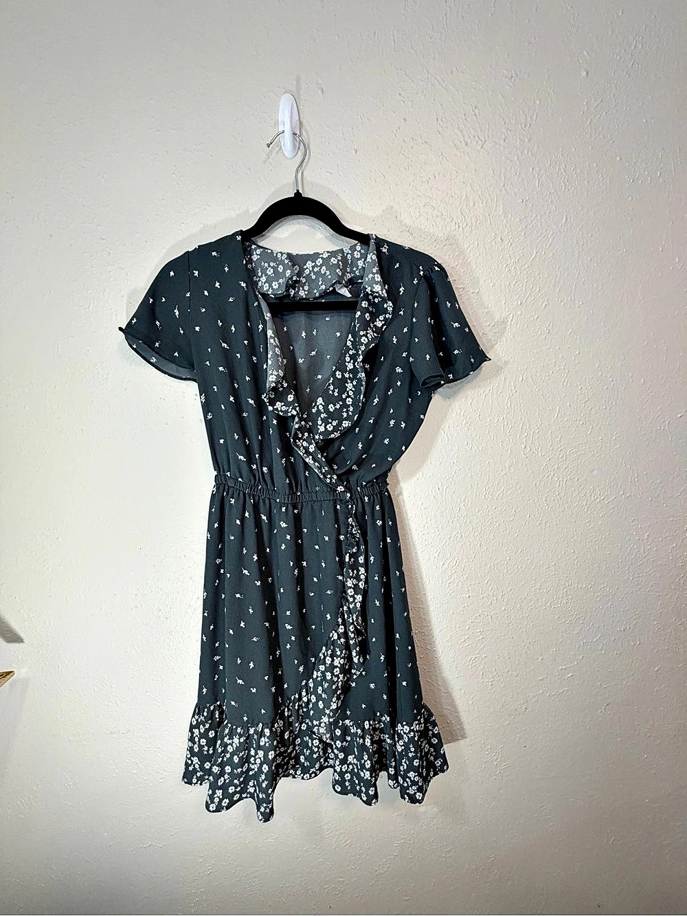 LC Lauren Conrad Charcoal Gray Floral Ruffle Wrap Mini Dress Size XS